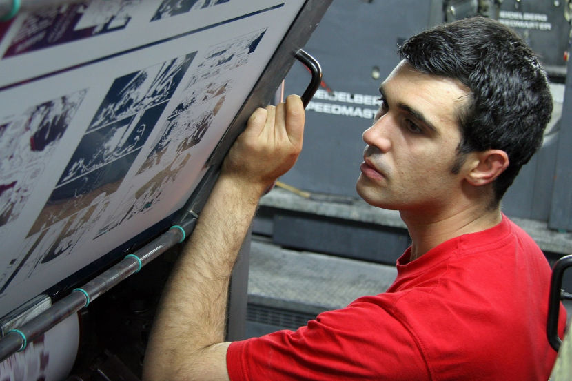 Mann an einer klassischen Druckmaschine: Qualität auch in Druckerzeugnissen ist unerlässlich.