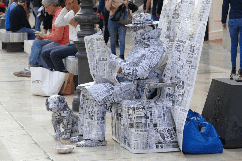 Skulptur aus Zeitungen: In die Zeitung kommen - mal bildlich dargestellt.